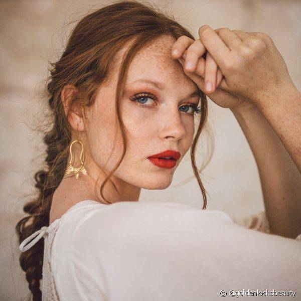 A maquiagem de noiva com batom vermelho pode ser uma boa opção para o look (Foto: Instagram @goldenlocksbeauty)